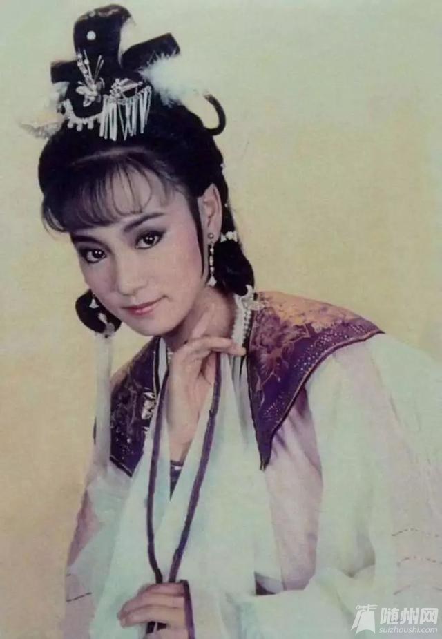 刘雪华太后的模样,真是非常华贵端庄被冠以"泪眼皇后"她在琼瑶剧中多